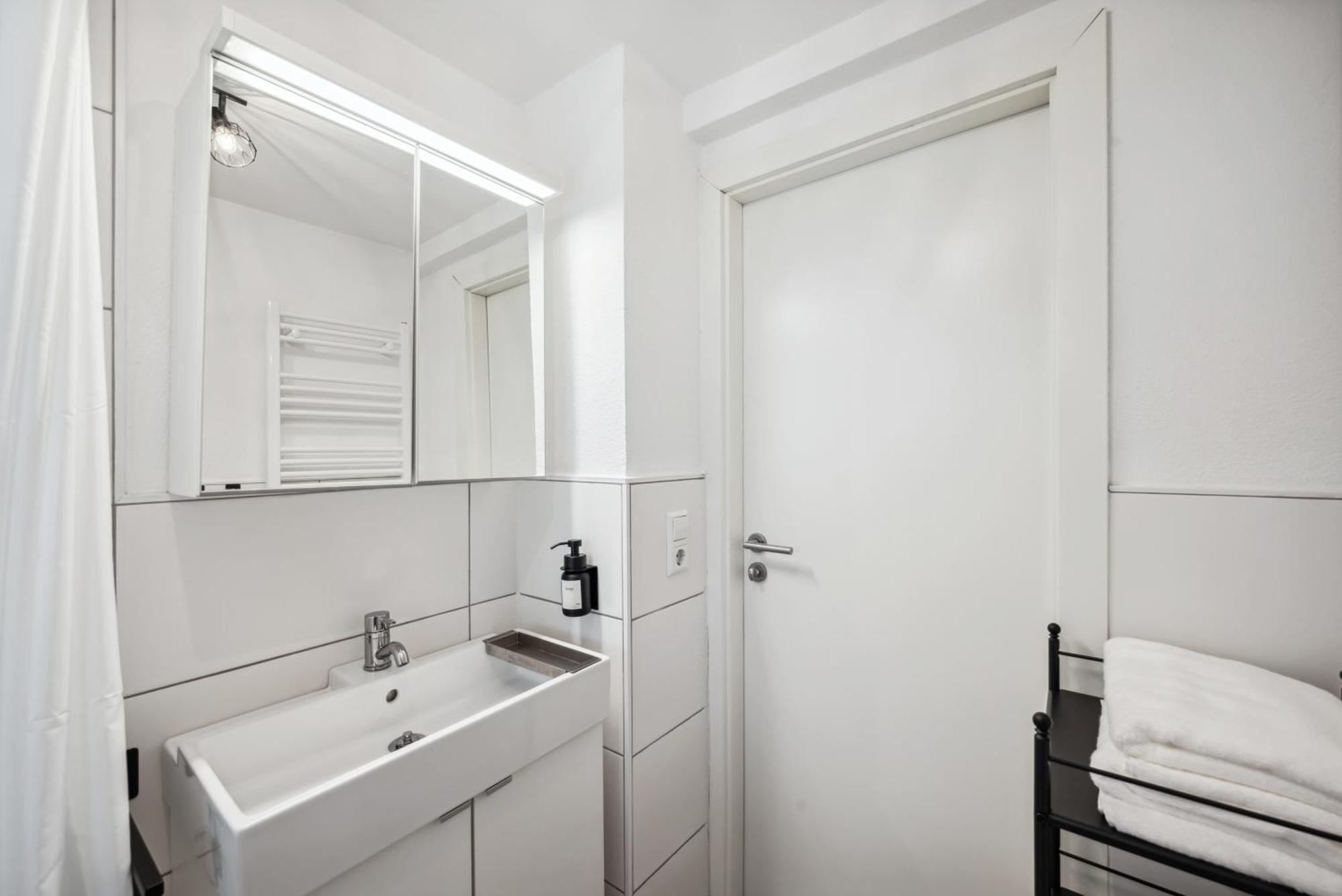 Malu Rooms - Ruhige Lage, Erdgeschoss, Smarttv, Netflix, 24H Checkin, Ludwigsburg Bagian luar foto